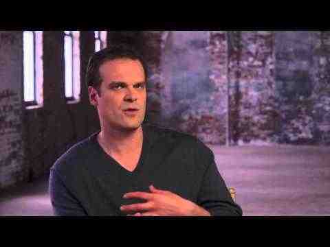 A Walk Among the Tombstones - David Harbour Interview